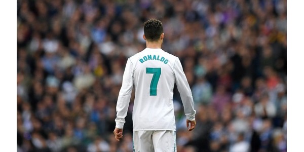 Un match entre Kylian Mbappé et CRISTIANO RONALDO